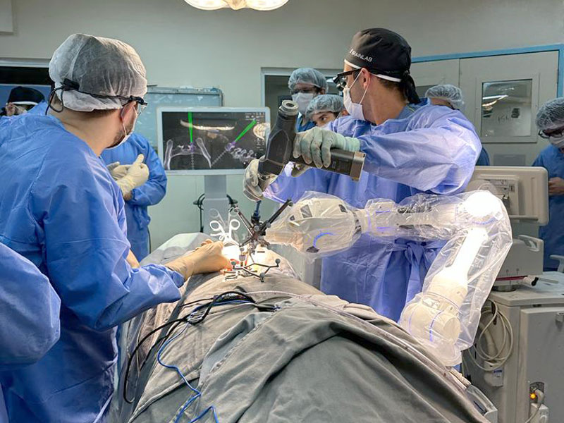 Das Mário Covas State Hospital ist die zweite SUS-Einheit, die einen „Roboterarm“ in der Wirbelsäulenchirurgie einsetzt Das Mário Covas State Hospital ist die zweite SUS-Einheit, die einen „Roboterarm“ in der Wirbelsäulenchirurgie einsetzt